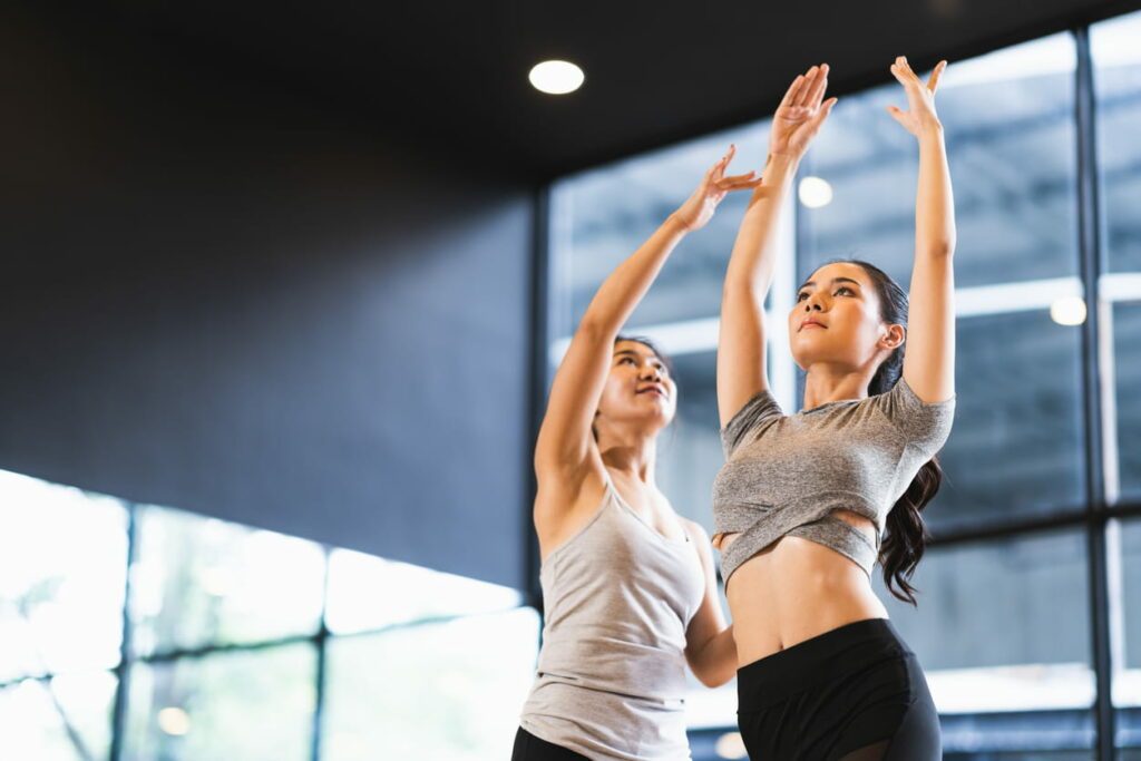 femme qui fait son entrainement de cardio barre