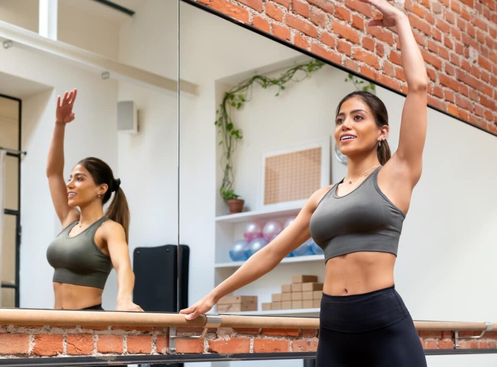 cardio barre : femme s'entrainant sur une barre 