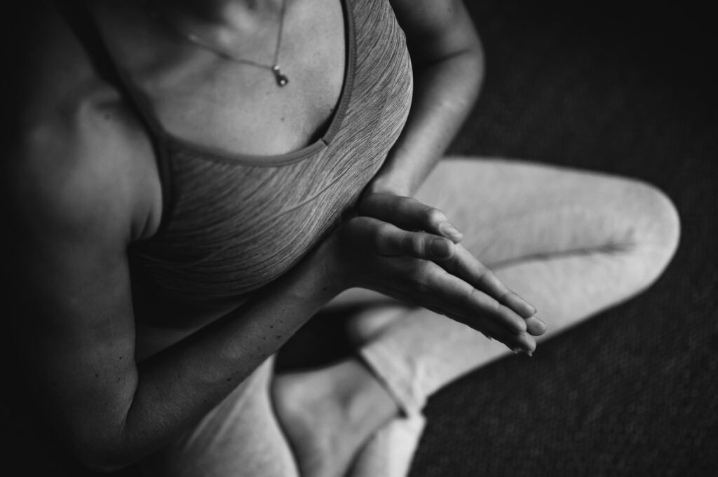 barre au sol ou yoga : femme faisant du yoga