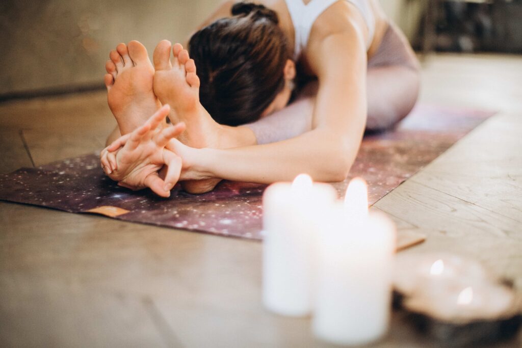 yoga relaxation : femme faisant une séance de yoga pour se relaxer