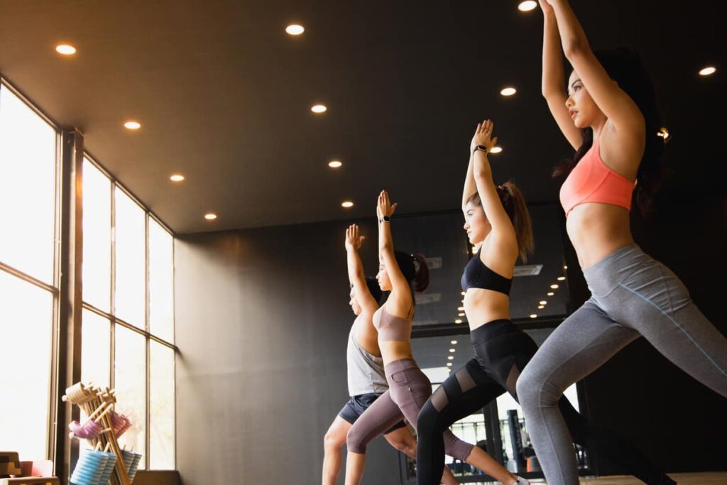 yoga renforcement musculaire : femmes qui s'entrainent 