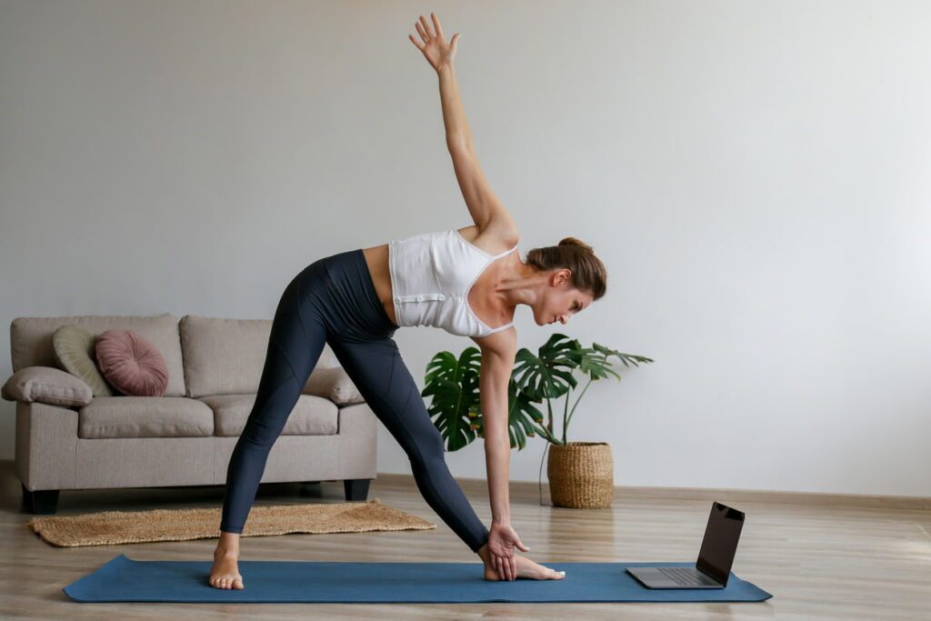 étirements pilates : femme réalisant des exercices pour s'étirer en Pilates