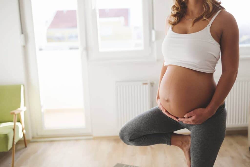 femme enceinte qui fait des exercices de yoga et de respiration