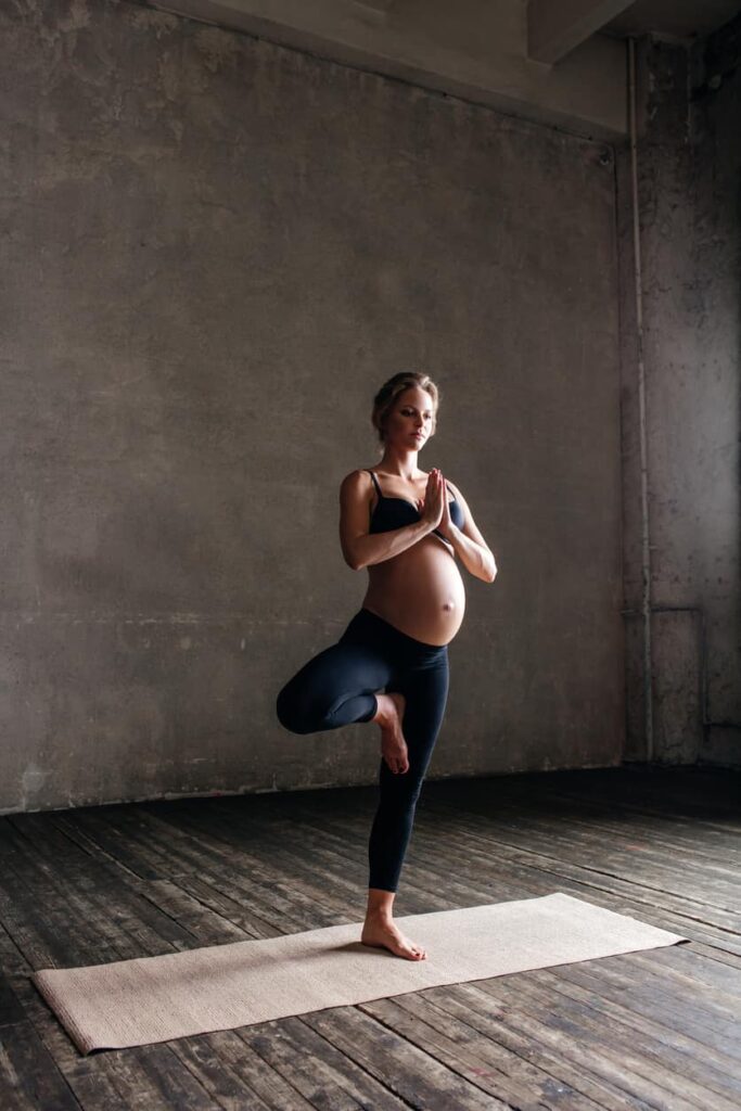femme enceinte qui fait des exercices de yoga