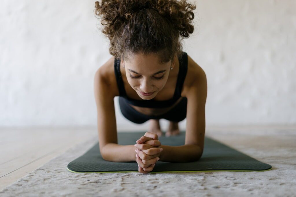 respiration en pilates : femme qui fait une séance de pilates et qui respire