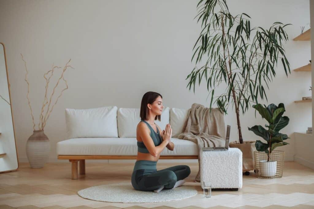 femme qui suit un cours de yoga en ligne pour lutter contre la fatigue