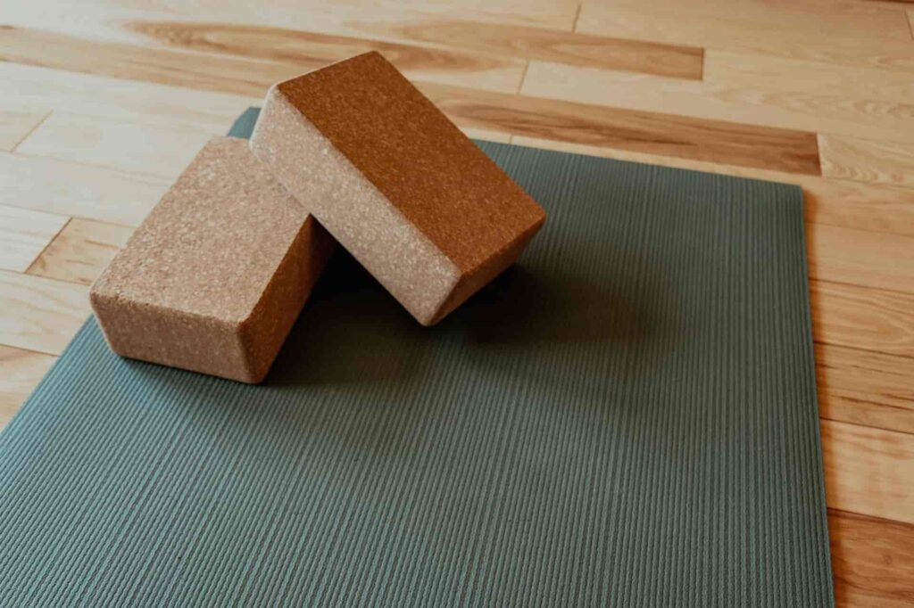 briques de pilates posées sur un tapis