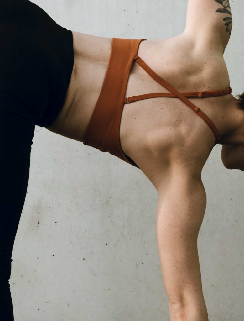 femme qui s'étire pendant une séance de pilates ou stretching