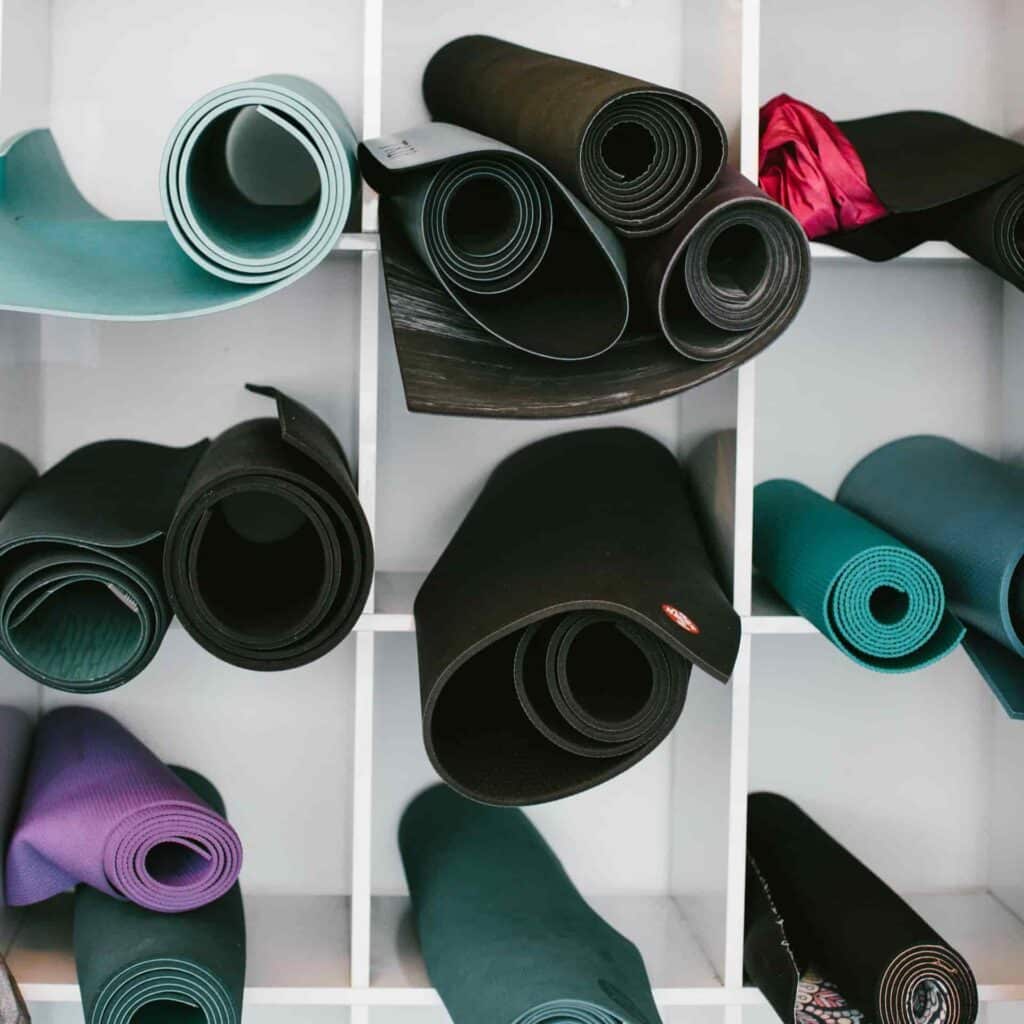 le pilates fait il maigrir : tapis de pilates dans une salle