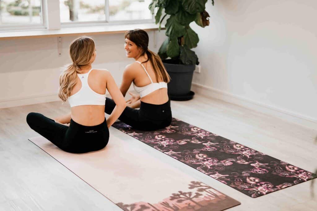 le pilates fait il maigrir : deux femmes qui discutent pendant leur cours de Pilates