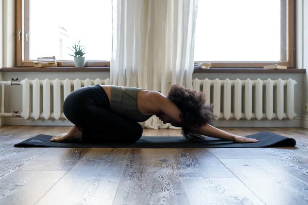 femme qui fait une posture de yoga pour dormir