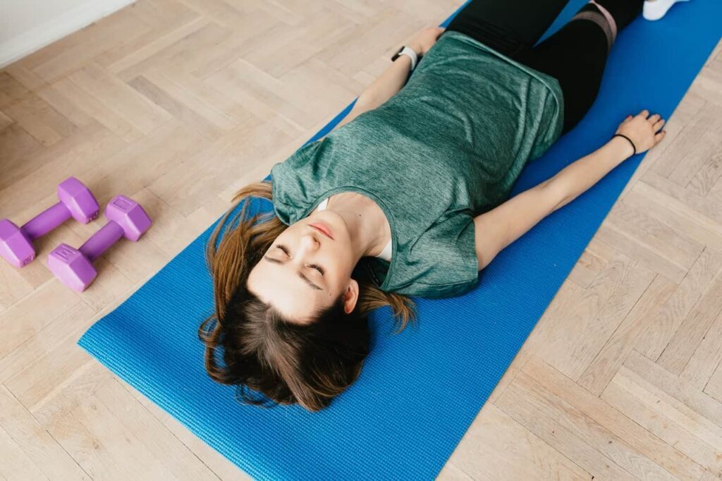 femme qui se détend grâce au yoga pour dormir