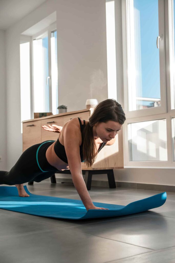 cardio pilates : femme qui s'entraine au Pilates