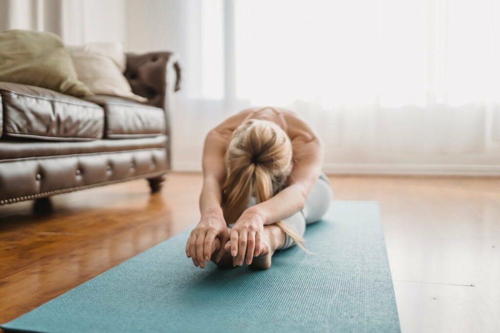 yoga pendant les règles : une femme en train de faire une posture