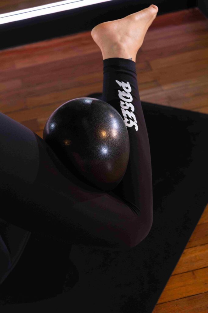 pilates et crampes : exercice avec un ballon de Pilates