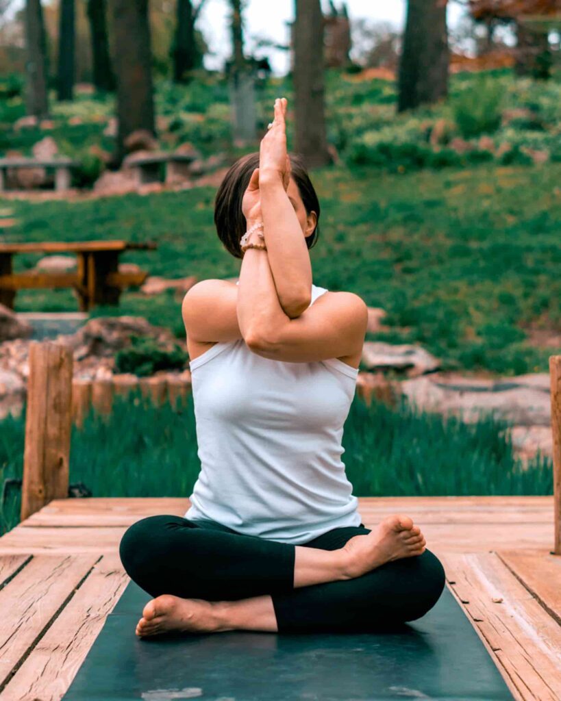 bienfaits du yoga : femme en train de faire du yoga dans la nature