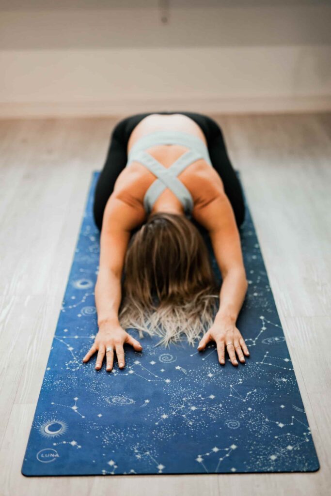 bienfaits du yoga : femme sur un tapis en train de faire du yoga