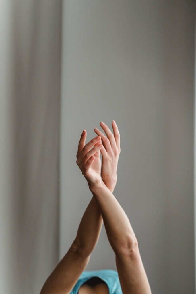 étirement danse classique : mains en danse classique