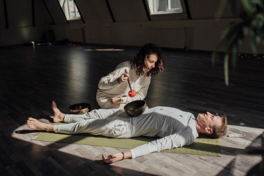 yoga nidra sommeil : un pratiquant faisant un savasana