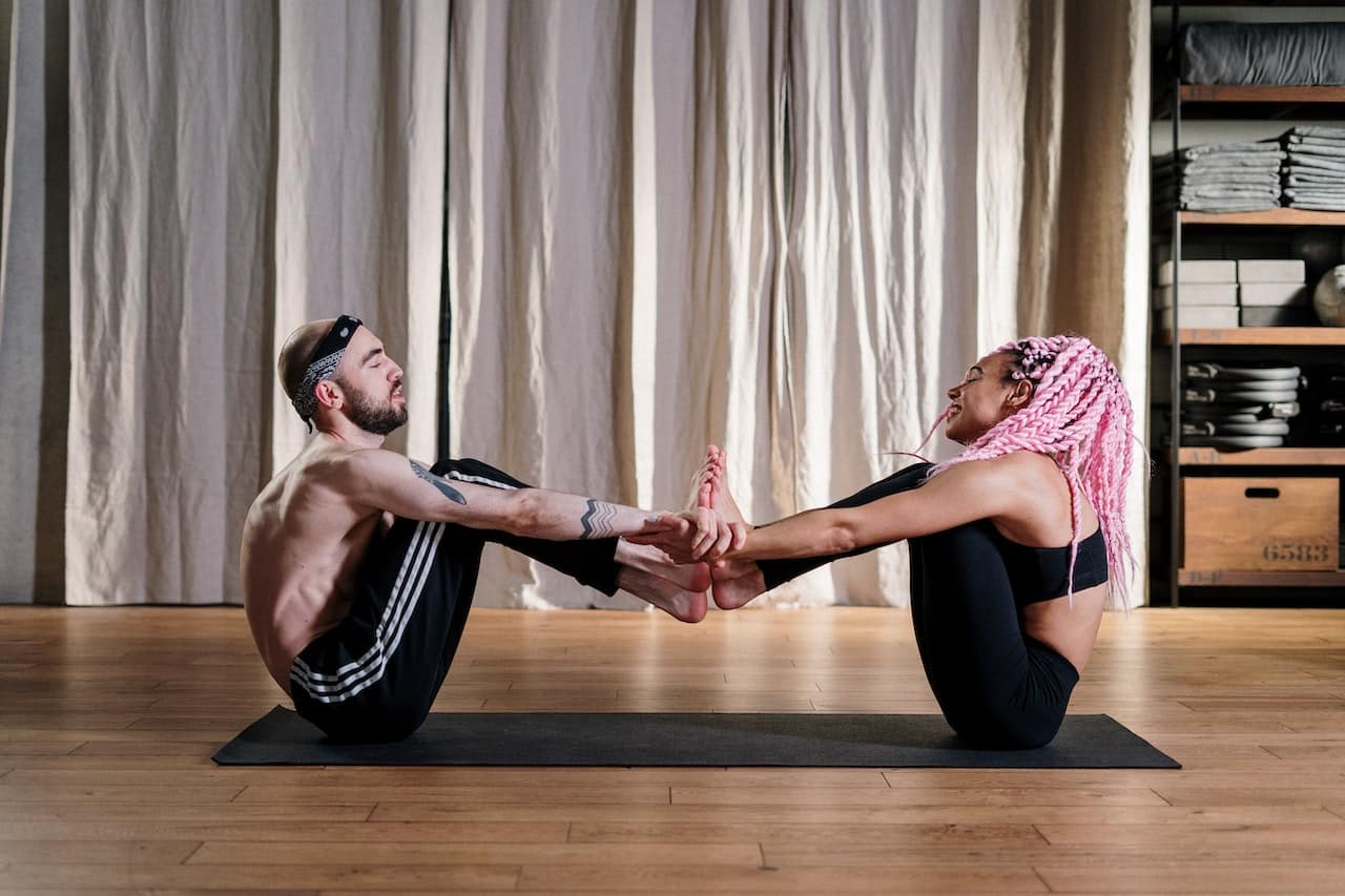 yoga à deux : un duo pratiquant une posture