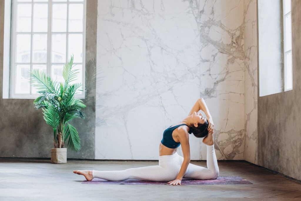 warrior yoga : une femme faisant une posture d'inversion