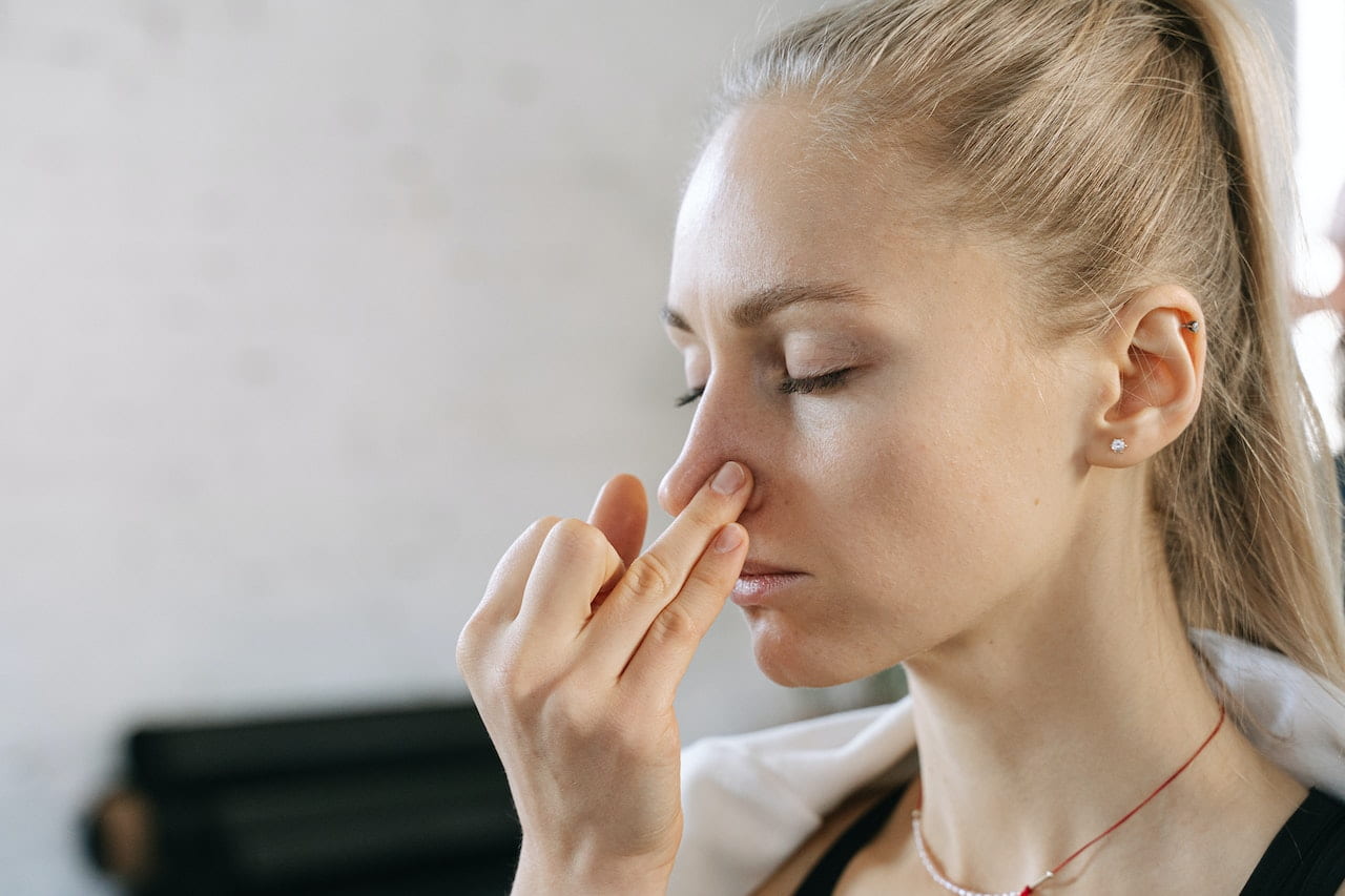 yoga respiration pranayama : une femme faisant un exercice de respiration