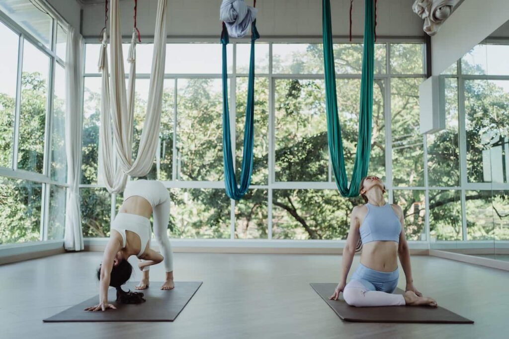 yoga aérien : des femmes faisant une séance de yoga aérien