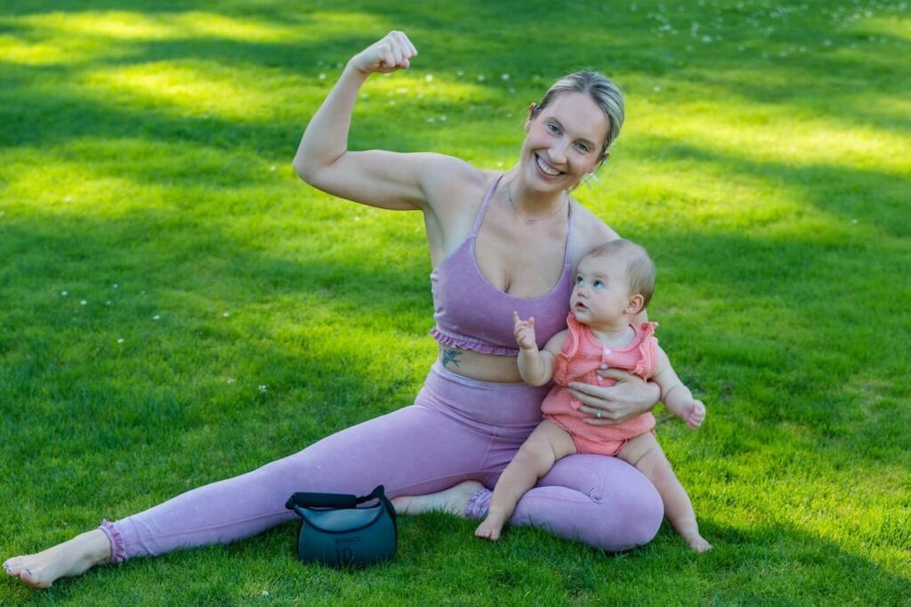 yoga postnatal : une femme et son enfant faisant une séance de yoga postnatal