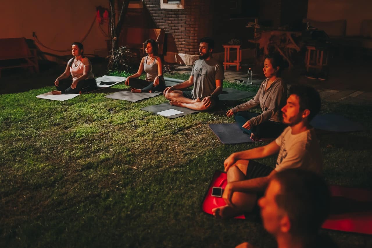 yoga nidra sommeil :  un groupe participe à un cours de yoga nidra