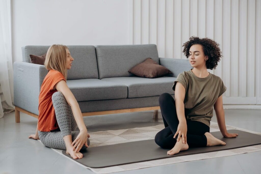 yoga à deux : un duo pratiquant une position