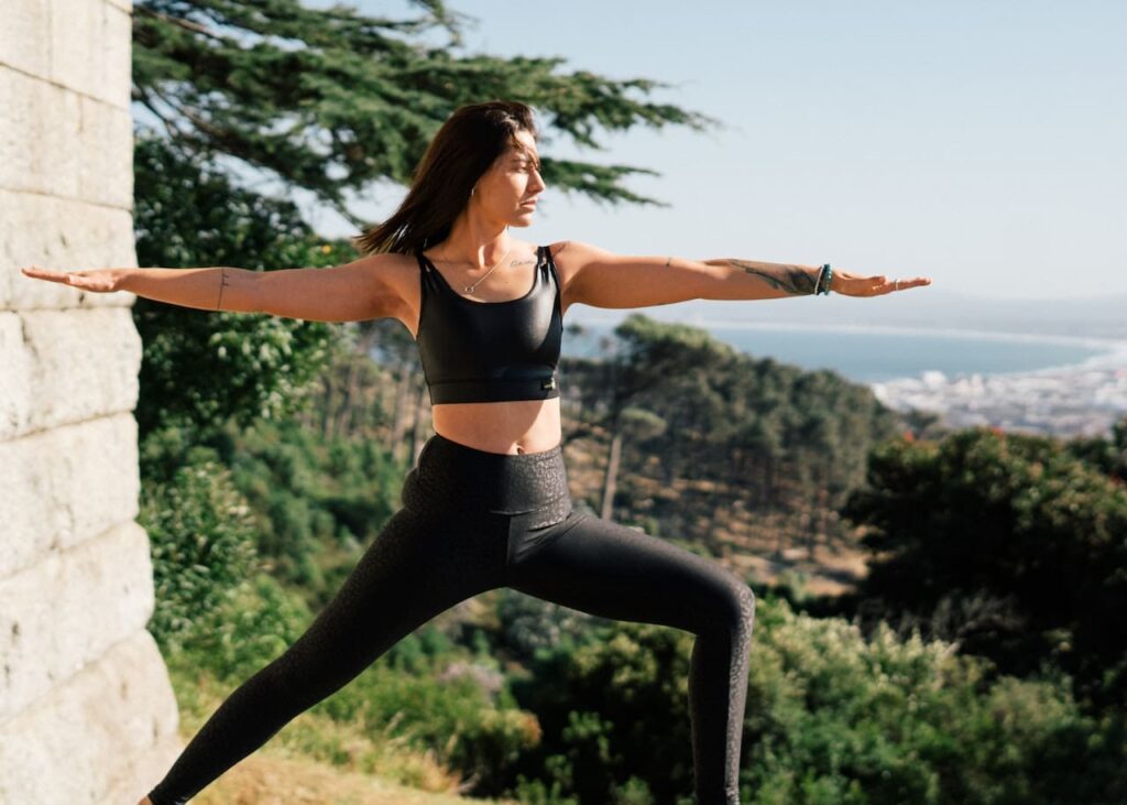 warrior yoga : une femme faisant la posture du guerrier