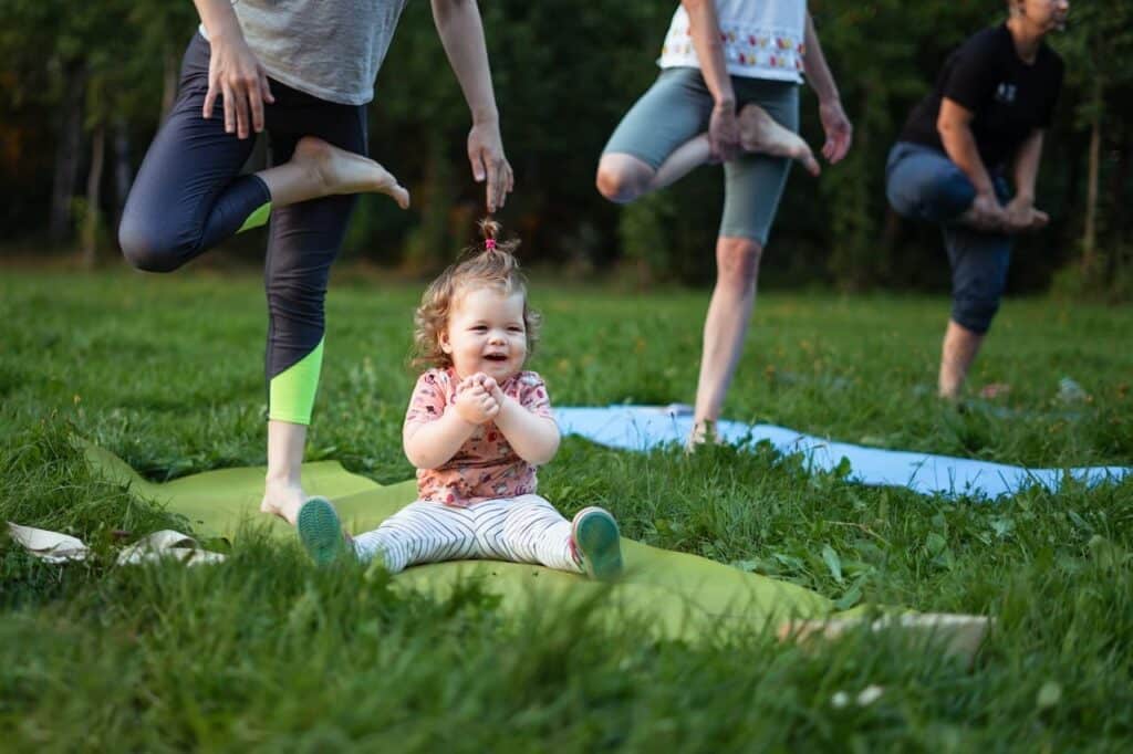 yoga postnatal : un bébé assistant à une séance de yoga postnatal 
