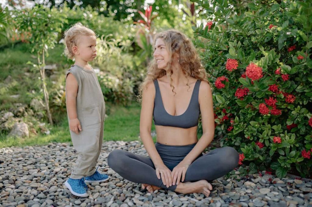 Yoga postnatal : ne femme et son bébé faisant un cours de yoga postnatal