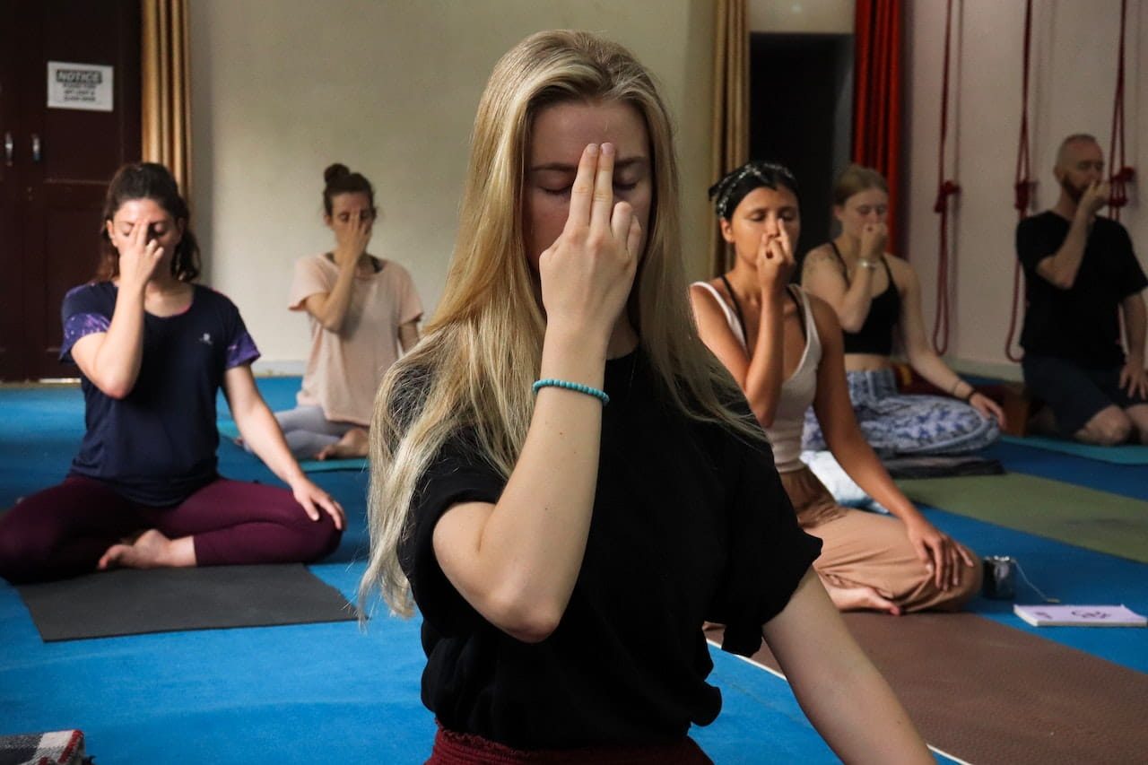 yoga nidra sommeil : une groupe s'exercent à des exercices de respiration