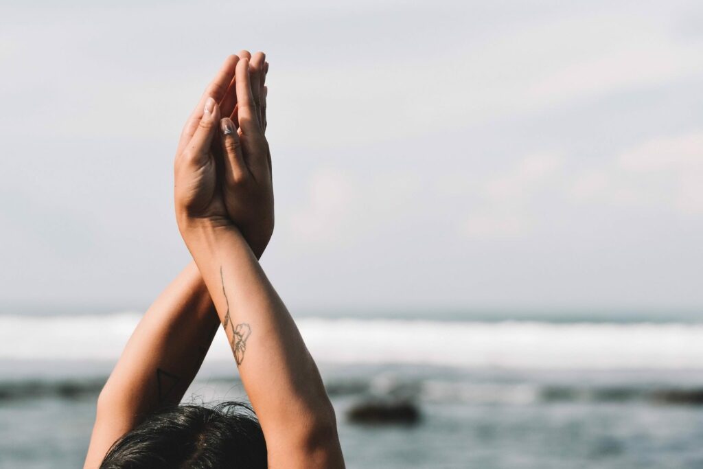 postures de yoga : bras d'une femme en train de faire du yoga