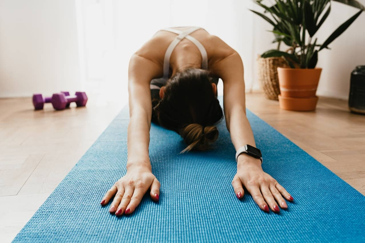 kundalini yoga : une femme s'avançant sur le tapis pour faire un savasana