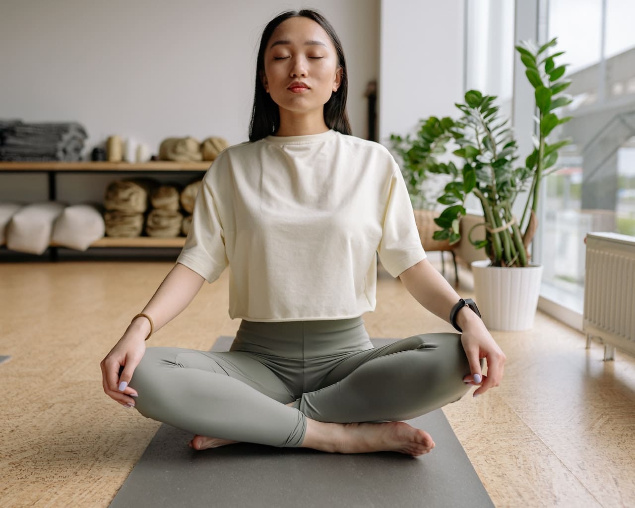 kundalini yoga : une femme faisant une posture 
