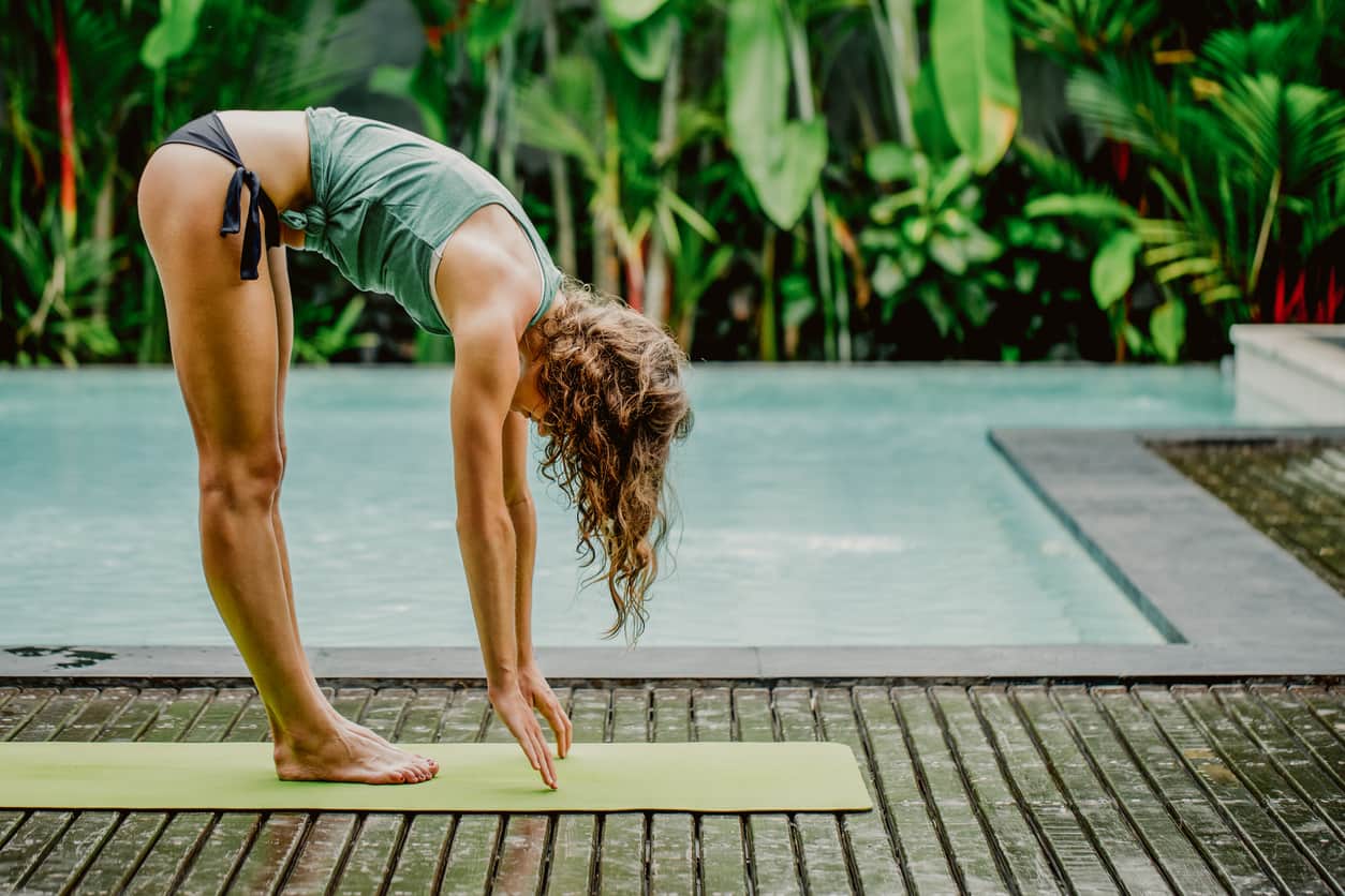 yoga détox : une femme faisant une posture de yoga