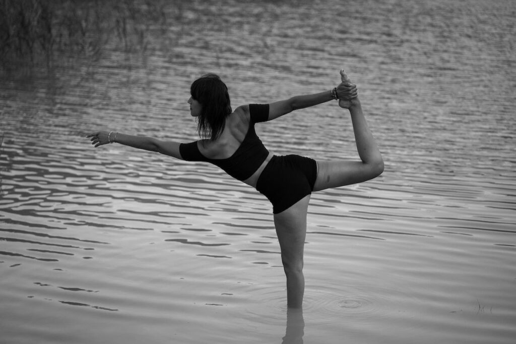 aqua yoga : une femme faisant une posture de yoga