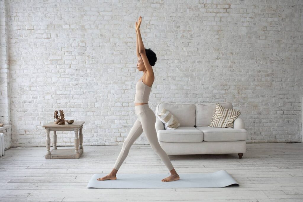 yoga au quotidien : une femme pratique une séance de yoga