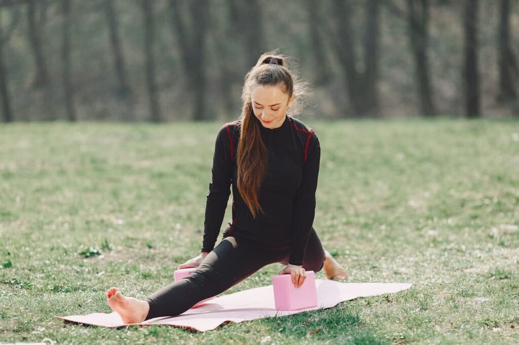 iyengar yoga : une femme faisant du iyengar yoga