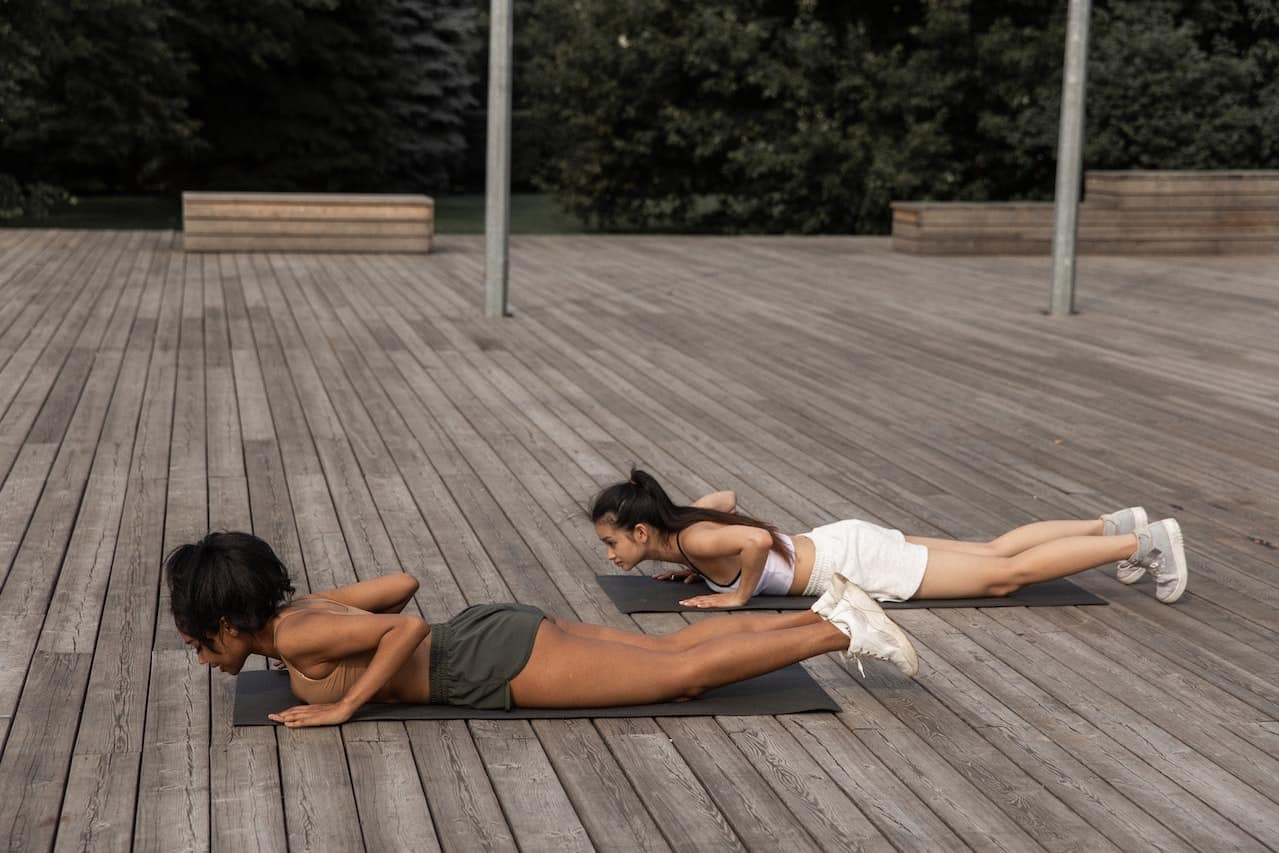 power yoga : des femmes faisant une posture de yoga