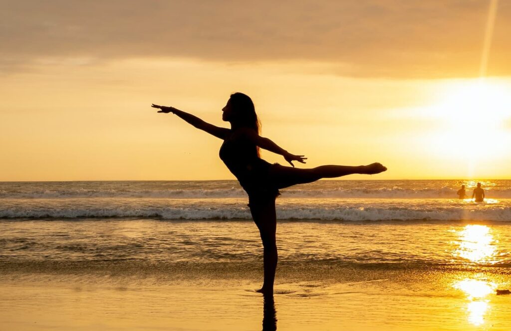 aqua yoga :  une femme exerce une pose de yoga dans l'eau