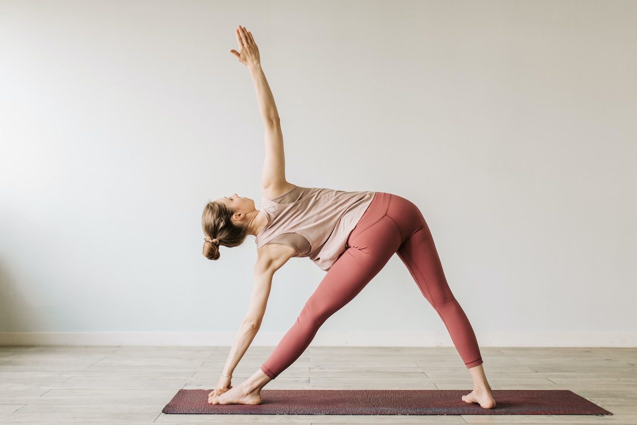 power yoga : une femme exerçant un pose de yoga