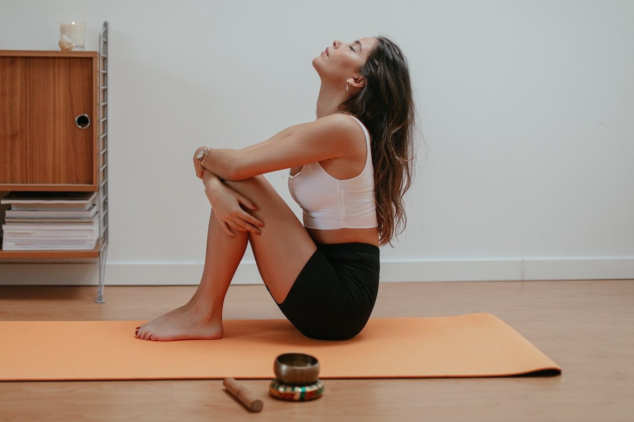 yoga sutra : une femme faisant du yoga