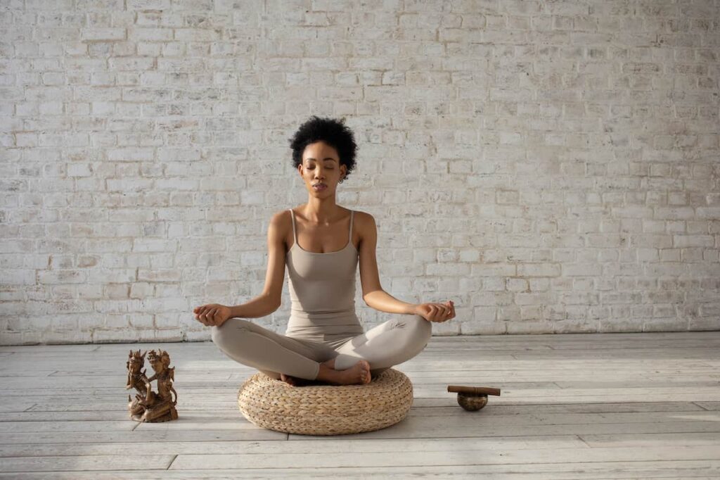 yoga sutra : une femme faisant de la méditation