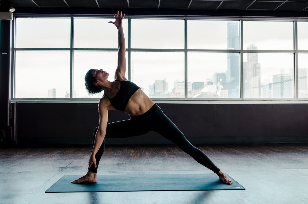 yoga madras :  une femme exerce une posture de yoga