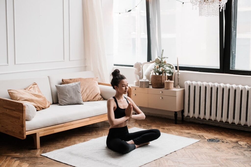 yin yoga : une femme faisant du yoga