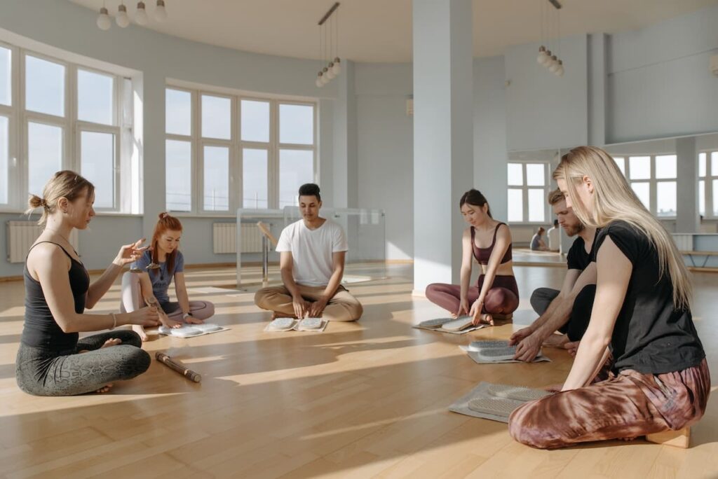 yoga et bouddhisme : des personnes en ronde faisant du yoga