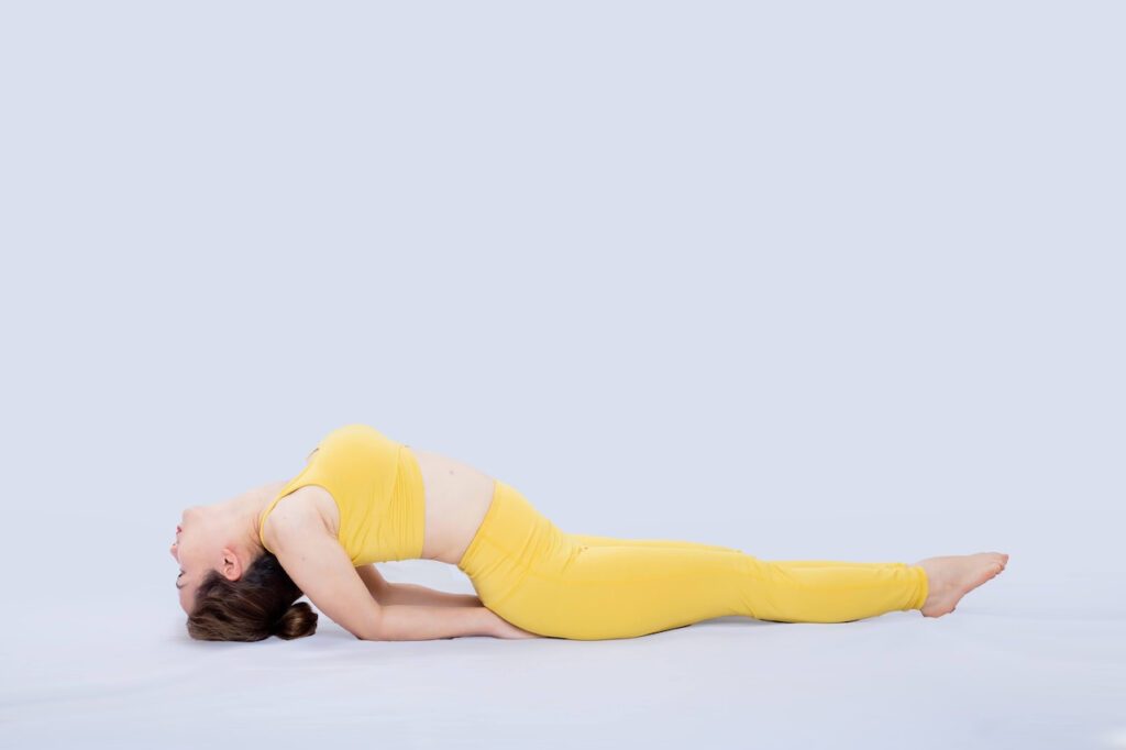 yoga flow : une femme faisant une posture de yoga